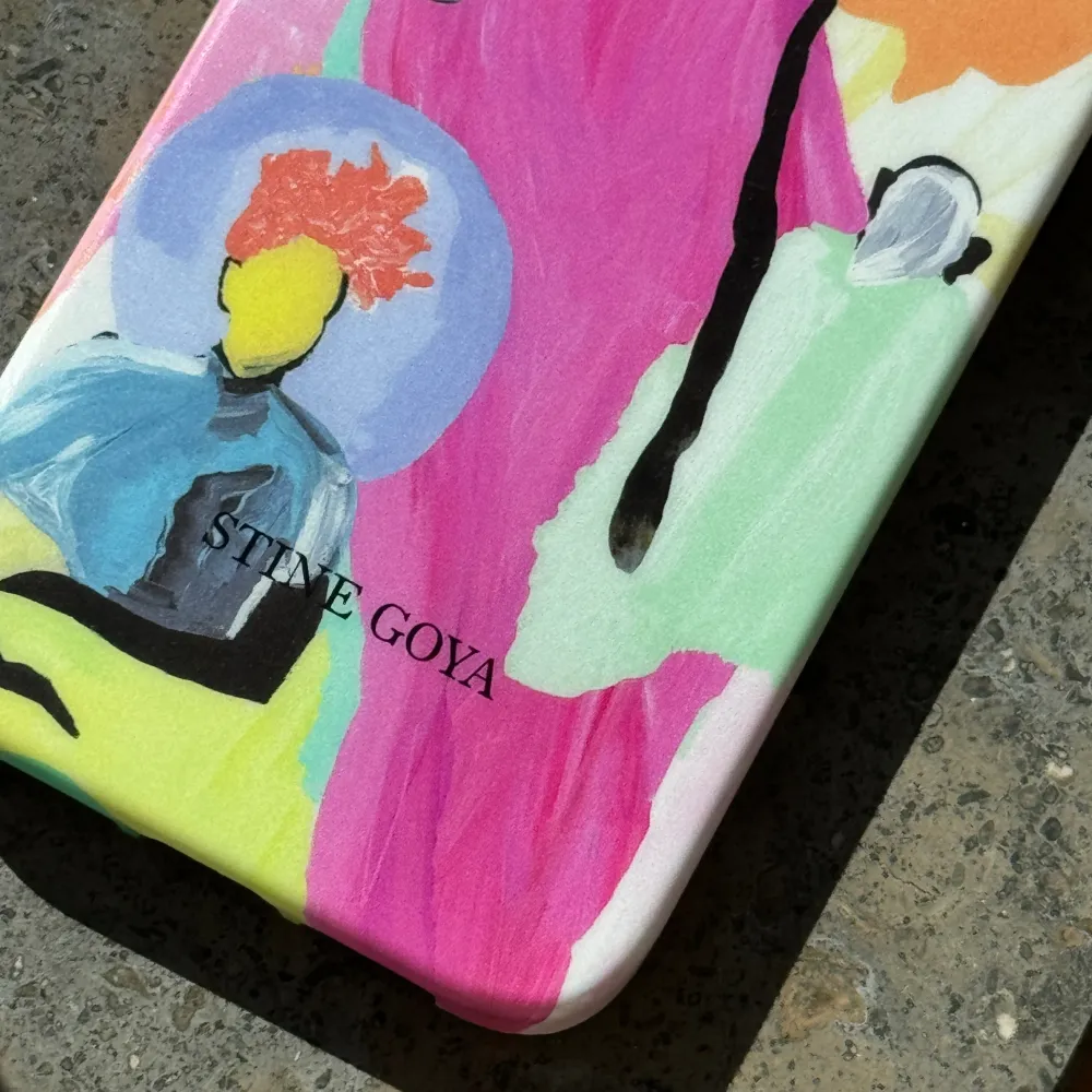 Jag älskarrrr denna! Från danska designern Stine Goya. Den är väldigt rare Stine Goya iPhone 12 Pro skal, de säljer inte detta längre🩷🎨 Är äkta och i mycket bra skick. Pris är 399 kr + frakt, men kan eventuellt förhandlas 🫶🏼. Accessoarer.