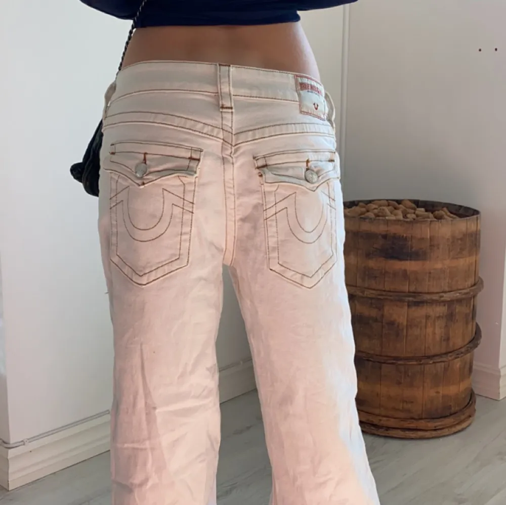 Vita True Religon jeans perfekta nu till sommaren 💘köptes för 1 år sen Längd :105cm Midjemått: 41cm Benöppning: 28cm En liten skada på vänster ben(litet hål) . Jeans & Byxor.