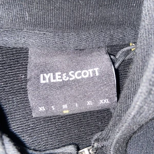 Lyle & scott zip svart - Säljes då den aldrig används köpt förra sommaren