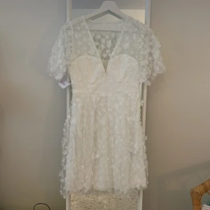 Studentklänning - Studentklänning från bubbleroom i storlek 34💖Helt oanvänd med lappen kvar, glömde lämna tillbaka💖nypris 999kr💖