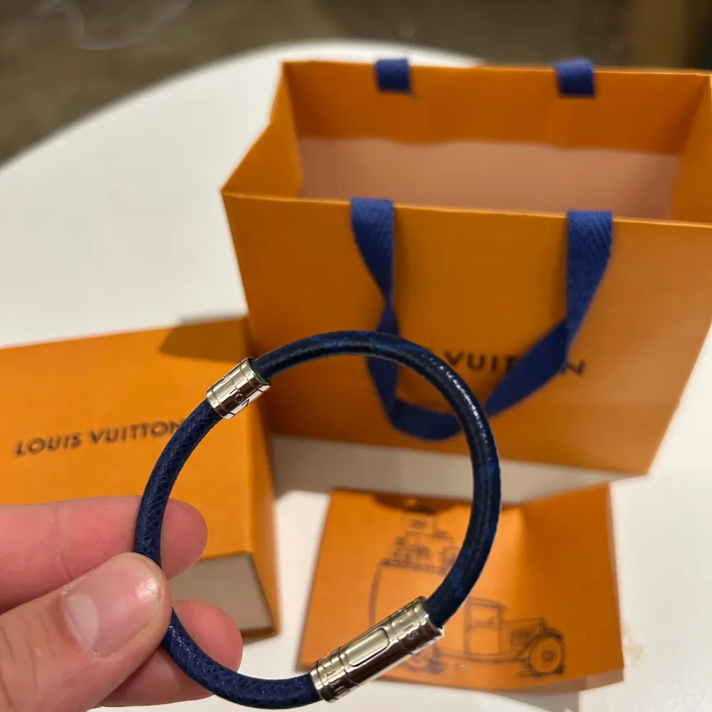Riktigt schysst Louis Vuitton armband! Skick 9/10  Inköpt 2022 på LV i Stockholm för 2600kr kvitto och alla tillbehör finns till Pris - 1999kr. Accessoarer.