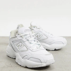 New balance- 452, vita/grå/beige - Jättefina sneakers som tyvärr inte kommit till användning. Supersköna och endast använda 2 tillfällen💕 Skriv om du vill ha fler bilder på skorna!