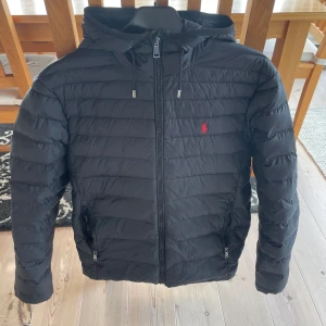 Ralph lauren jacka - Hej, säljer nu en riktigt schysst raffe jacka. Den är otroligt skön och stilren. Det finns inga märken på användning och den är i storlek S. Kostar 2800:- ny, mitt pris 1400:-. Priset är ej hugget i sten. Hör av dig vid frågor och funderingar. 