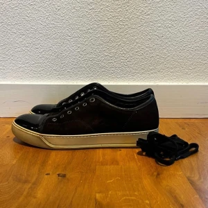 Lanvin Skor - Säljer nu mina otroligt fräscha Lanvin skor, är riktigt snygga då de är lite diskret röda. Här kommer lite info: Size 42-43 Cond 8/10