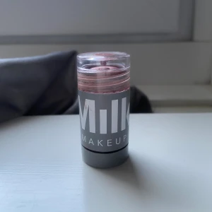 milk blush - i färgen ”werk”, använd men mycket produktt kvar! obs förpackningen har deffekter 