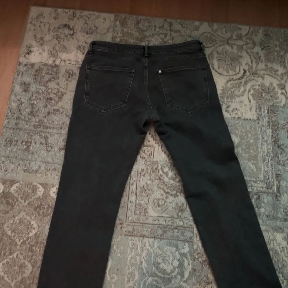 Väldigt fräscha mörkgrå jeans endast använda ett fåtal gånger, de är i perfekt i skick, pris kan diskuteras vid snabbaffär.. Jeans & Byxor.