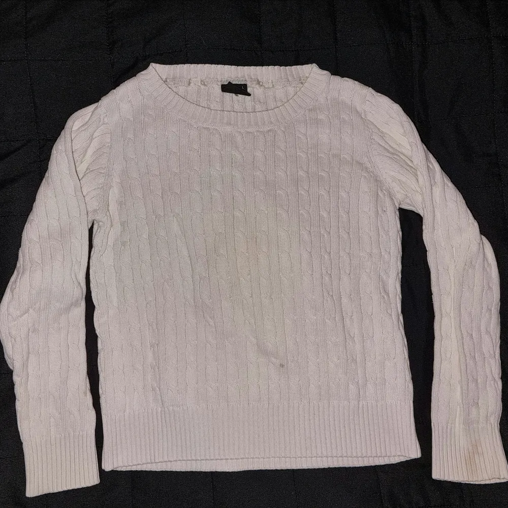 Vit stickad tröja från Cubus,  är märkt med stl L men är som en S.    . Tröjor & Koftor.