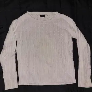 Vit stickad tröja från Cubus,  är märkt med stl L men är som en S.    