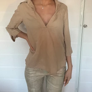 Linneskjorta  - Beige linneskjorta/blus. Storlek S/M