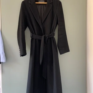 Kappa i ull - Snygg ullkappa från Esprit. 70% ull och 10% Kashmir. Använd men i fortsatt mycket fint skick, har mycket kvar att ge. Storlek M.   Finns i Uppsala, kan skickas mot fraktkostnad🌸 