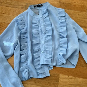 Volangblus  - Söt volangblus från Boho i bra skick!  