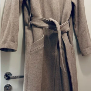 Köpes House of Dagmars kappa Alida stl 34 i färgen oat KÖPES - Köpes Dagmars kappa stl 34 i färgen oat i bra skick KÖPES