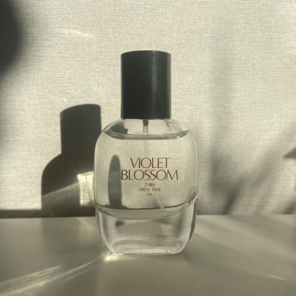 Oanvänd parfym 30ml från ZARA🥰 Lukten är Violet Blossom (Dress Time 04). Övrigt.