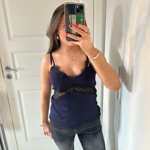 Topp från Zara - Intressekoll på dehär as fina linnet ifrån Zara. Materialet är ribbat och har spets i mitten av toppen. Toppen är även mörkblå och superskön. Skriv om du har några frågor till mig tack💕🤗