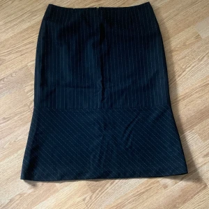 Snygg randig kjol från InWear 🖤 - Jättefin kjol som passar både formellt och vardagligt. Storlek 38🖤❤️