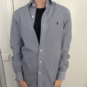 Ralph lauren skjorta  - En frän raffe skjorta i gott skick. Skriv för fler bilder eller om du har nån annan fråga!🤩