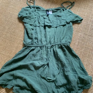 Byxdress från divided! - En jättesnygg byxdress från divided! Jag tycker att den här är jättefin men den har aldrig passat mig så nu säljer jag den! Den är i storlek 34 och jag tänker mig 150kr men det kan vi diskutera!