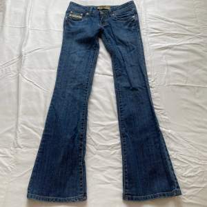 Säljer dessa snygga lågmidjade jeans som tyvärr inte passade (har därför ingen bild på). Midjemåttet är cirka 71cm och innerbenslängden är cirka 76cm (se de två sista bilderna). Passar xs? Säljs för 279kr!☺️