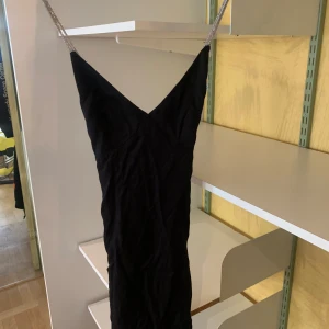 Klänning med glitter band - Svart klänning med glitter band.  Oanvänd 