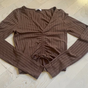 Brun tröja - Fin skick.
