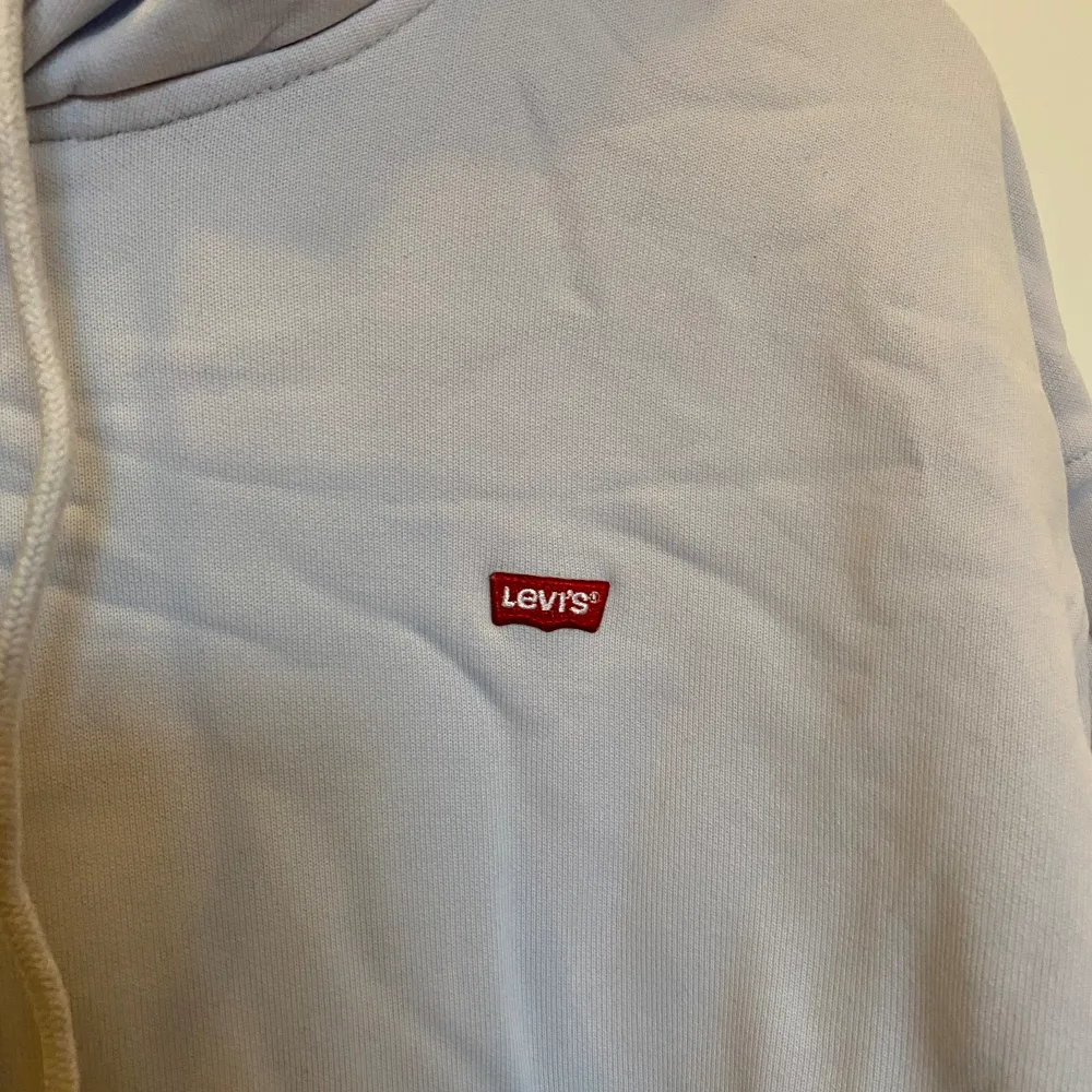 Ljusblå Levi’s hoodie som knappt är använd. Stor i storleken. Legat i kartong därav skrynklig, men tvättas givetvis innan den skickas. Skriv om du har några frågor 💞. Hoodies.