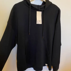 Ny Hoodie (lappen kvar) - Oanvänd hoodie från märket Le Don De Vie. Supertunn och skön nu till sommaren.  Hör av dig om du har någon fråga 💞