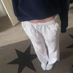 linnebyxor - Snygga lite oversized linnebyxor från lager157 i storlek XS. Så fina till sommaren o endast använda 2 ggr. Bra i längd för mig