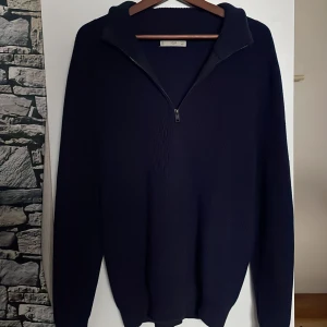 Full zip tröja - Säljer nu min tröja för det är lite för stor på mig, så är ni Intresserad så får ni gärna höra av er.  Skick 10/10 Original pris 899kr