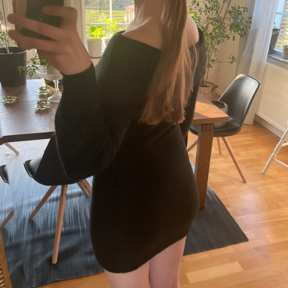 Svart offshoulder klänning från H&M. Längd ca 80 cm, väldigt stretchig!!!💞Använd ett fåtal gånger. Skriv om ni vill ha mer bilder eller har några frågor💞💞. Klänningar.