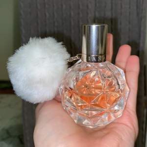 Säljer min ariana grande parfym. 30 ml , det finns mer än hälften kvar. Trött på doften. Säljer för 150kr 