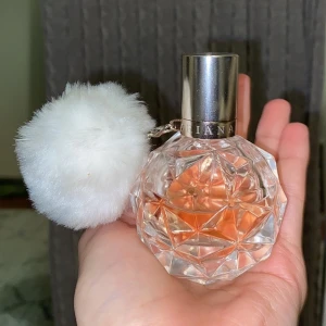 Ariana Grande parfym - Säljer min ariana grande parfym. 30 ml , det finns mer än hälften kvar. Trött på doften. Säljer för 100kr
