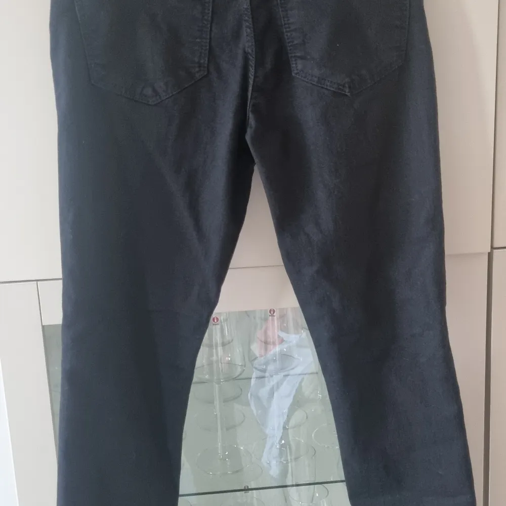 Nya svarta jeans med prislappar kvar. . Jeans & Byxor.