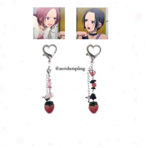 Matching Nana och Hachi keychain!! Perfekt skick , säljs tillsammans men kan också sälja separat! 84 kr styck , 120 tillsammans! 100% handgjorda! Några pärlor som är använda i nyckelringen är riktig kristaller! 