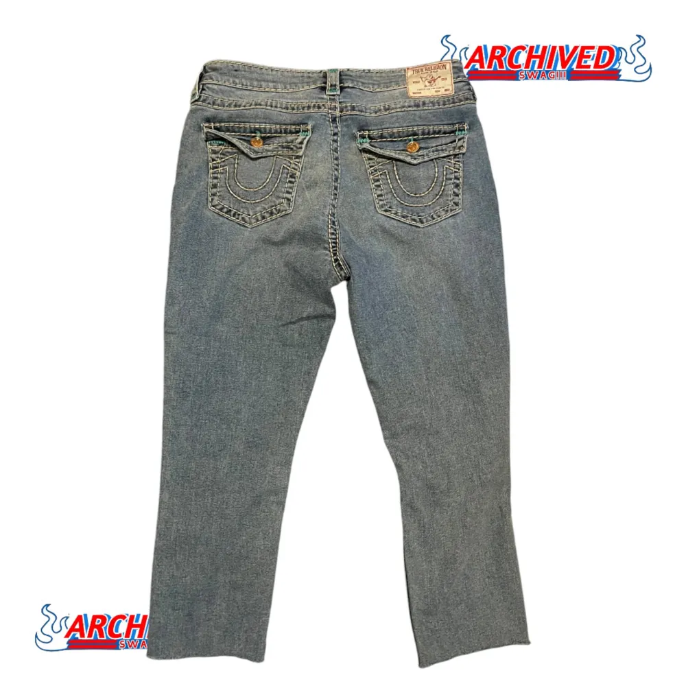 True Reglion Jeans 🇺🇸  Dålig kondition, klippt där nere och hål(där av priset)🇺🇸  Storlek 32 🇺🇸  299 men priset kan diskuteras 🇺🇸 . Jeans & Byxor.
