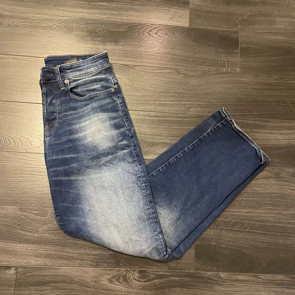 Ett par G-Star Raw jeans i strl 26/30, skulle säga att de passar 12-13 år ungefär. Hör av er om eventuella frågor!  Nypris cirka 1200. Jeans & Byxor.