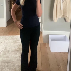 Svarta lågmidjade jeans - Säljer mina svarta lågmidjade jeans från Gina tricot i mycket bra skick❤️