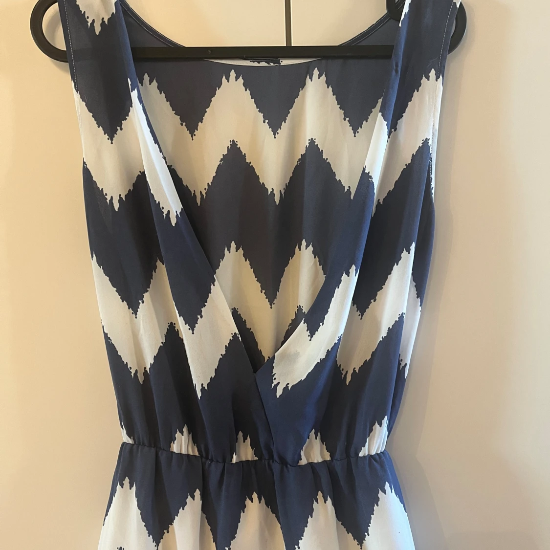 Fin klänning med ljup rygg  - 90