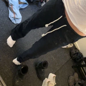 Roxy linne byxor  - Blåa Roxy linnebyxor i storlek M säljer då dom är lite korta för mig som är 166.