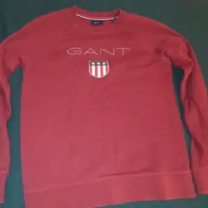 Märke: Gant   Färg: Mörkröd   Storlek: 158/164 cm (13-14 år)   Skick: 9/10   Beskrivning: Säljer en mörkröd Gant-tröja i storlek 158/164 cm, passande för 13-14 år. Tröjan är i mycket gott skick. Perfe