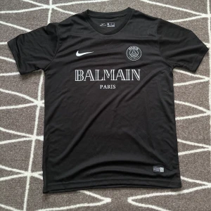 PSG BALMAIN T SHIRT - Jätte fint t shirt
