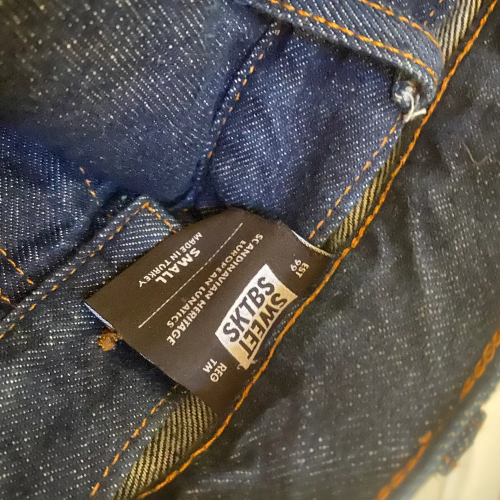 Snygga sweet sktbs jeans.  De är köpta från junkyard ett tag sedan. Trycket har spruckit lite men inget som läggs märke på :). Jeans & Byxor.