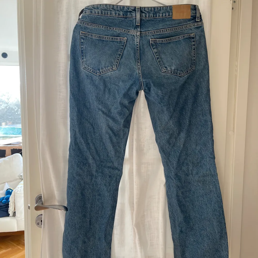 Lågmidjade jeans från weekday i modellen arrow low i storleken 27/30. Kan tänka mig gå ner i pris vid snabb affär💕. Jeans & Byxor.