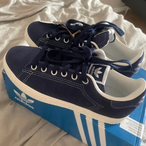 Helt nya Adidas Stan Smith  - Jättefina oanvända skor, säljes pga glömde skicka tillbaka i tid. Storlek 36 2/3 (37) 🫶🏼Nypris 800 kr