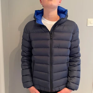 Blå colmar jacka  - Säljer nu min blåa colmar jacka då den är för liten. Skicket är 9/10. Nypris 3999. Mitt pris 1599. Killen på bilden är 178. Hör av er vid frågor eller funderingar 🤝💸