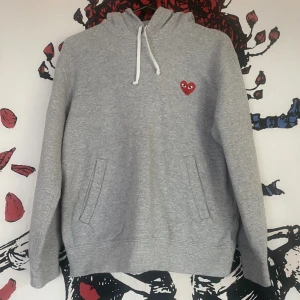 Comme des Garsons hoodie - Grå cdg Hoodie i storlek L. Knappt använd. Köpt på Paul and friends för några år sedan. 