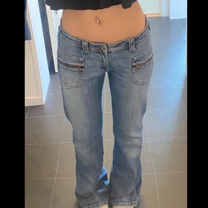 Low waist Jeans  - säljer dessa as fina lågmidja jeans i gott skick! Knappt använda då de tyvärr är för stora för mig!  Midjemått rakt över ungefär 36-38cm & innerbenslängd 77-80cm ❤️