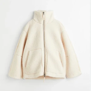 H&M Pilé / Teddy jacka🩷 - Så najs Teddy jacka från H&M! Slutsåld på hemsidan! Str M men skulle säga att den passar S-L❤️ jättebra skick!! Pris kan diskuteras! Tryck gärna på Köp nu!