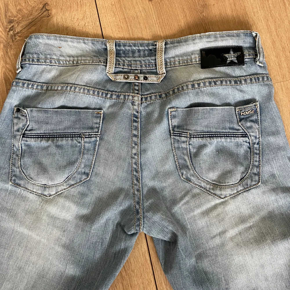 Jättefina lågmidjade bootcut jeans!! Skriv om ni har frågor eller funderingar🌸 Midjemått: 37x2 Innerbenslängd: 77cm💕 Lite långa på mig som är 159cm. Jeans & Byxor.