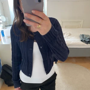 Söt stickad kofta - Mörkblå stickad kofta från Hm❤️Knappt använd så i princip nyskick! 