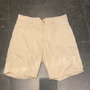 Beiga chinos shorts från H&M i storlek 28. I använt skick men utan några som helst defekter. Hör av er vid frågor!